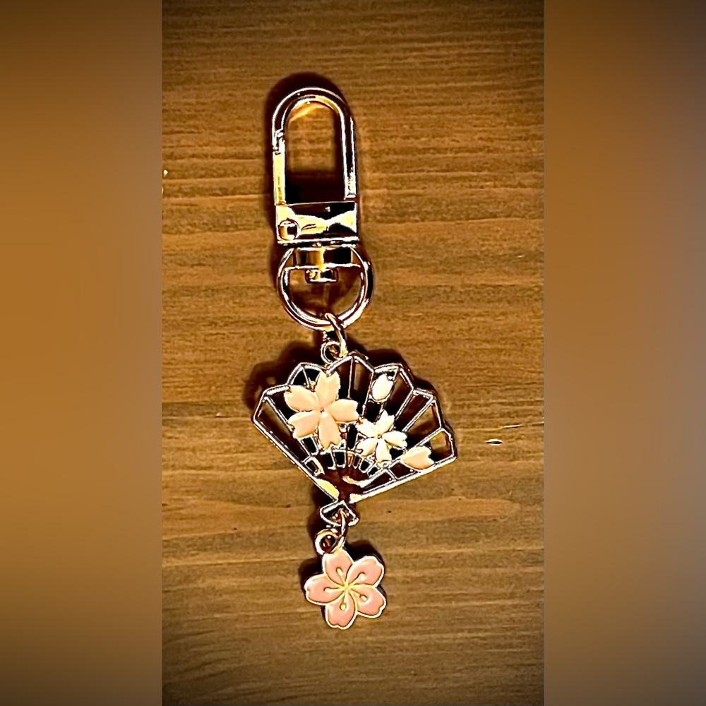 ✨NWOT✨ FAN W/ SAKURA FLOWERS KEYRING/CHARM